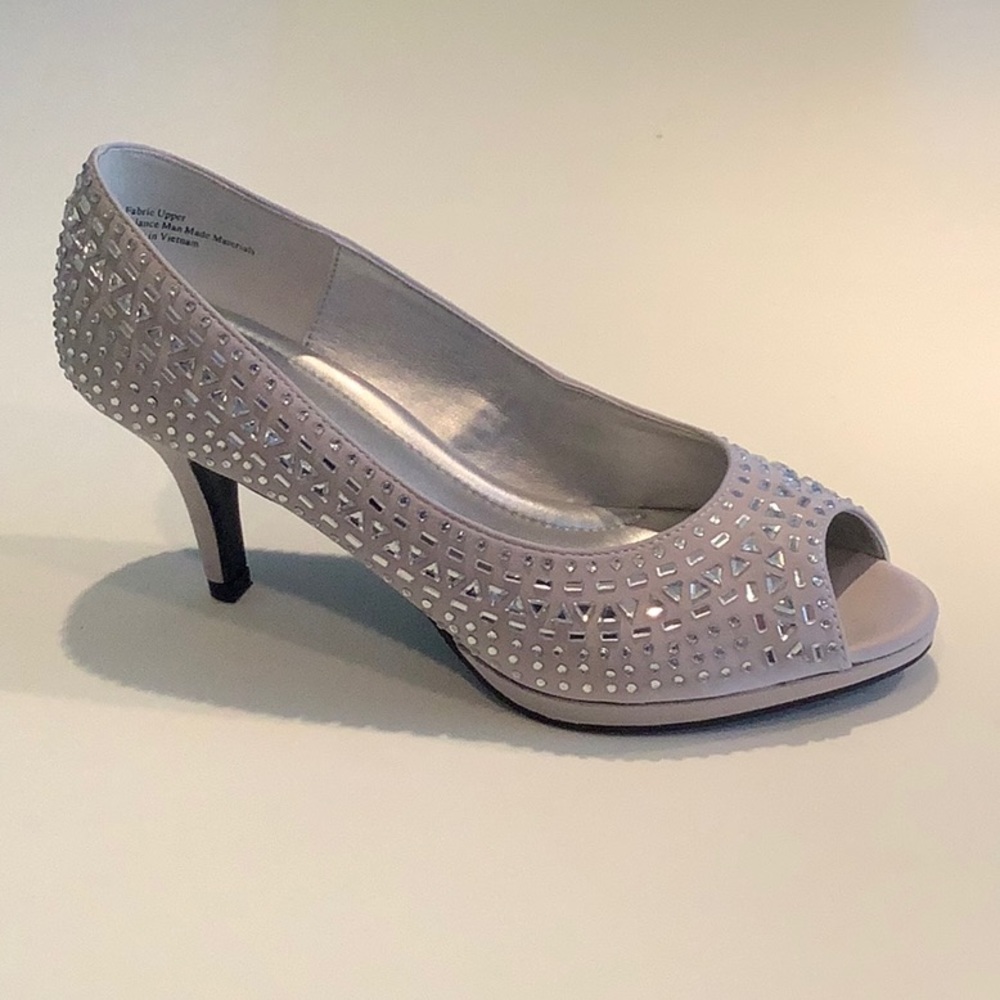 kelly & katie studded peep toe pumps NIB size 8